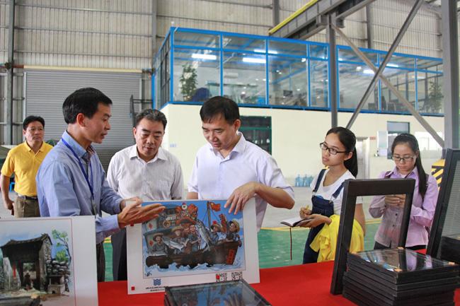 市委副书记,市长朱洪武在儋州沃尔金顿玻璃厂调研时了解产品生产情况.